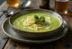 Crema de brócoli con queso ahumado servida