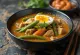 Kare-Kare de cerdo, en rica salsa de cacahuate, servido con verduras frescas