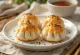 Baozi frito chino con base crujiente, servido en plato