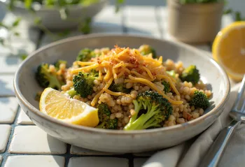 Farro con brócoli asado y queso cheddar, decorado con verduras frescas