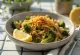 Farro con brócoli asado y queso cheddar, decorado con verduras frescas