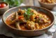 Curry de cabra servido con arroz