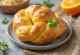 Pretzel de naranja y mazapán servido