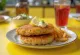 Tortitas de pescado con perejil servidas
