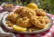 Galleta Melomakarona empapada en jarabe de limón, servida