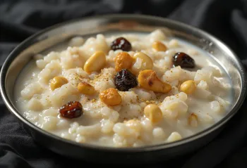 Aval payasam servido con coco rallado y decorado con pasas