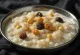 Aval payasam servido con coco rallado y decorado con pasas