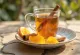 Té de especias con miel en taza, decorado con canela y rodaja de limón