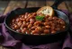 Frijoles cocidos en salsa espesa servidos en cazuela
