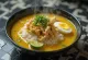 Soto ayam con arroz, servido fresco, con huevo y carne de pollo