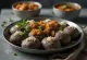 Idli de ragi, servido con cilantro fresco y hojas de curry