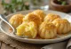 Knödel de papa alemán servido con salsa oscura