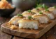 Oshizushi de caballa, decorado con verduras y ajonjolí