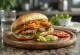 Sándwich Bánh Mì Thịt de cerdo asado servido con verduras frescas y cilantro.