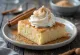 Tres leches especiado, bizcocho empapado en leche en plato blanco