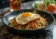 Mee Goreng con huevo servido fresco