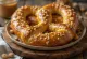 Pretzel de cacahuate dorado y crujiente sobre una servilleta