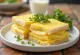 Sándwich de Tamagoyaki con delicioso omelet japonés, pan tostado y cilantro fresco