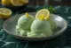 Helado de hierba de limón servido