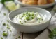 Salsa de crema con eneldo y jalapeño en salsera