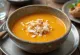 Tazón de crema de zanahoria naranja brillante