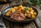 Lomo ahumado con papas al horno servido
