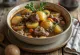 Baeckeoffe estofado francés de carne con vino servido