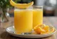 Jugo de naranja con plátano cremoso en vaso con rodaja de naranja