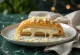 Strudel de chocolate blanco recién horneado