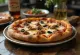 Pizza estilo libio con carne especiada y aceitunas