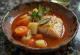 Sopa de pescado Psarosoupa servida con hoja de laurel