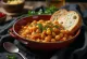 Estofado vegano de garbanzos servido con perejil fresco.