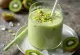Kéfir probiótico de kiwi y menta con hielos