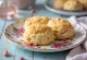 Scone de agua de rosas y mazapán servido