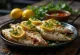 Samak Mashwi servido al limón, pescado a la parrilla con limón fresco y cilantro