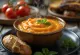 Salsa de tomate con queso cheddar y cerveza servida caliente