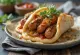 Cevapi en pan pita, recién asado y de un hermoso color dorado, servido en pan pita