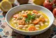Fasolada fresca al limón, servida con verduras frescas