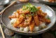 Tangsuyuk con carne ahumada servido con arroz y ajonjolí