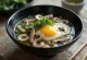 Kasu Jiru con hongos Shimeji, sopa a base de miso con cebollín fresco y huevo