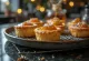 Mini treacle tart servida con masa dorada y decorada con ralladura de limón fresca