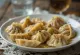 Pelmeni con carne ahumada servido con crema ácida