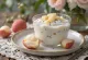 Yogur probiótico de lichi en vasos, servido con trozos frescos de lichi