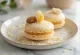 Macarons de miel y mazapán servidos