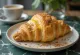 Croissant de queso y crema servido