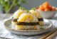 Onigiri relleno de elote, bocadillos de arroz triangulares con hoja de nori