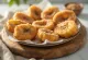 Pisang Goreng con azúcar y canela, plátano frito fresco y crujiente