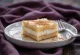 Pastel de Tres Leches con canela, rebanadas de pastel cremoso con canela servidas