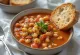 Fasolada servida con pan integral, sopa de frijoles servida con aceite de oliva fresco