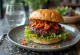 Hamburguesa vegana con chile y verduras frescas